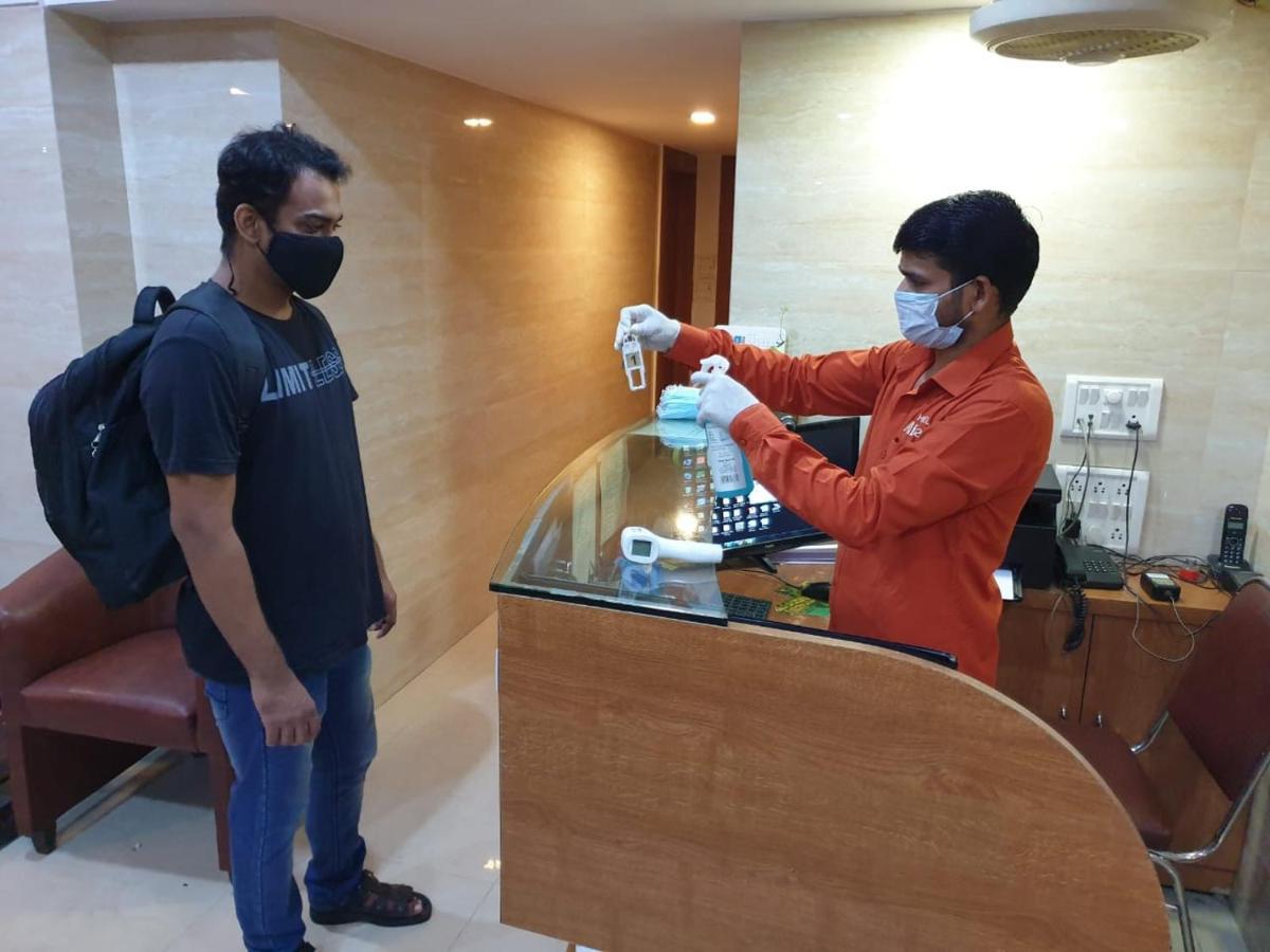 Hotel Alibaba Mumbai Bagian luar foto