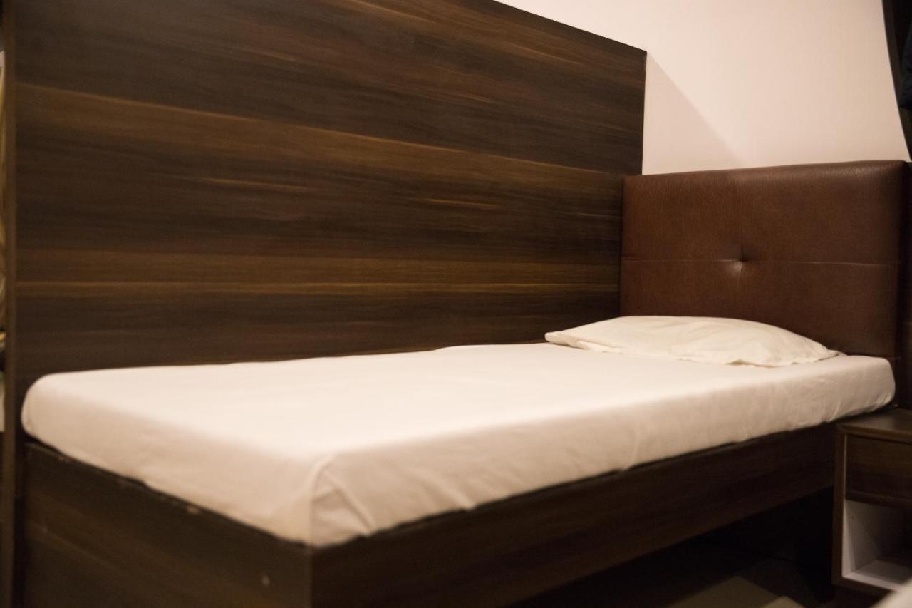 Hotel Alibaba Mumbai Bagian luar foto