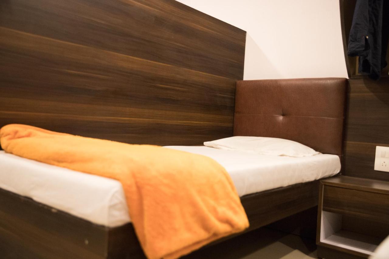 Hotel Alibaba Mumbai Bagian luar foto