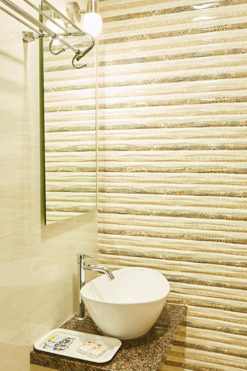 Hotel Alibaba Mumbai Bagian luar foto